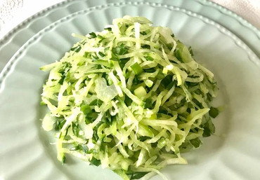 Дайкон с огурцом и зеленью