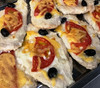 Грудка куриная запеченная с помидором,маслинами и сыром