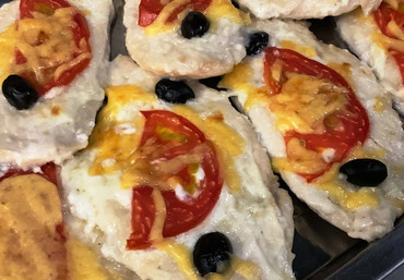 Грудка куриная запеченная с помидором,маслинами и сыром
