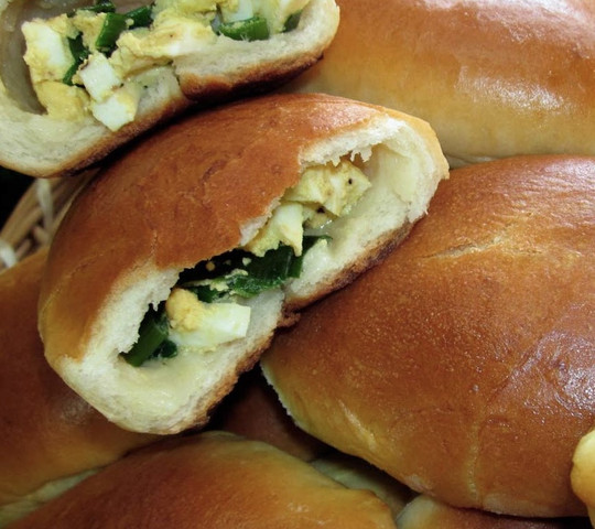Пирожок с луком и яйцом
