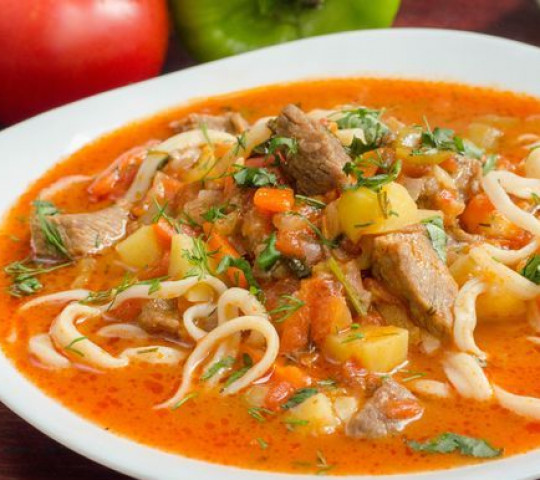 Лапша на мясном бульоне с говядиной и овощами