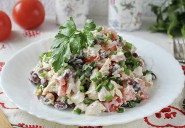 Куриный с фасолью и помидором