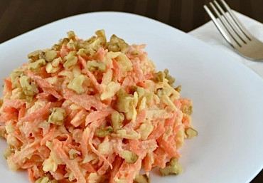 Морковь с яблоком, грецким орехом и сметаной