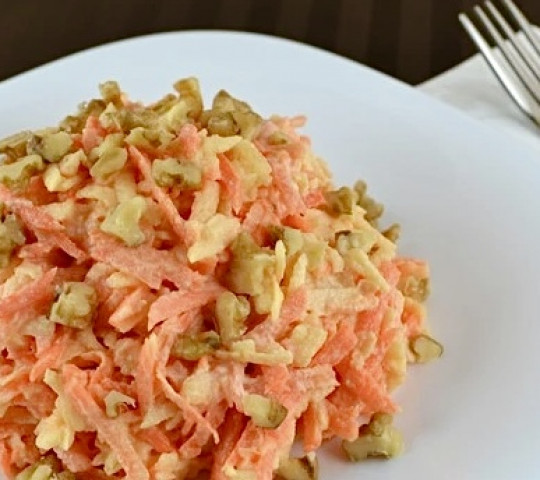 Морковь с яблоком, грецким орехом и сметаной