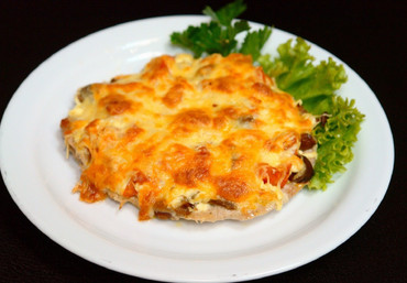 Свинина, запеченная под шапкой из картофеля, шампиньонов и сыра